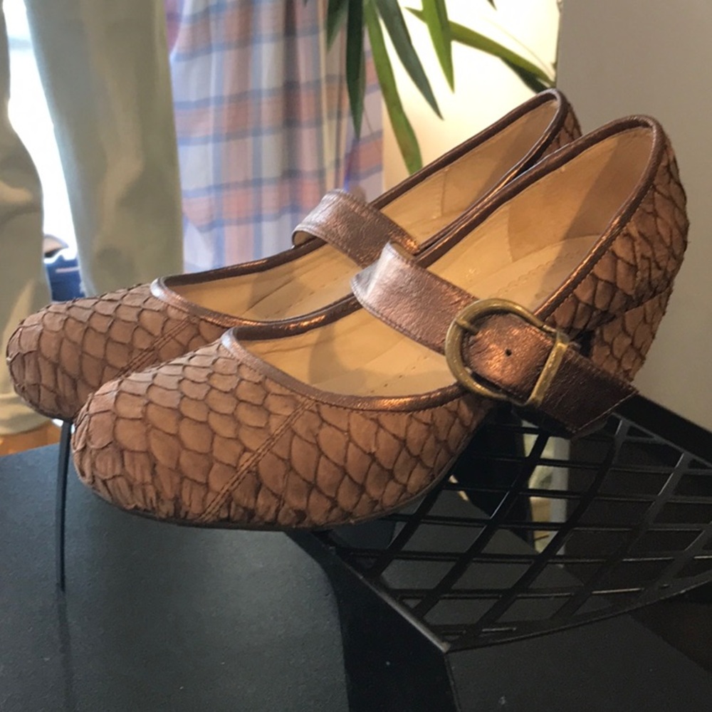 All Black Textured Pump